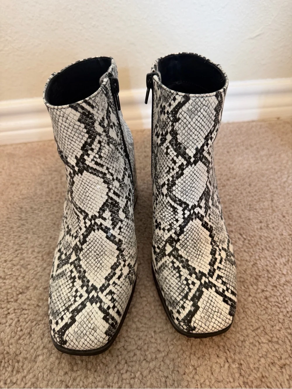 Mix no.6 Women’s Snake-Print Ankle Boots in Black and White - size 7